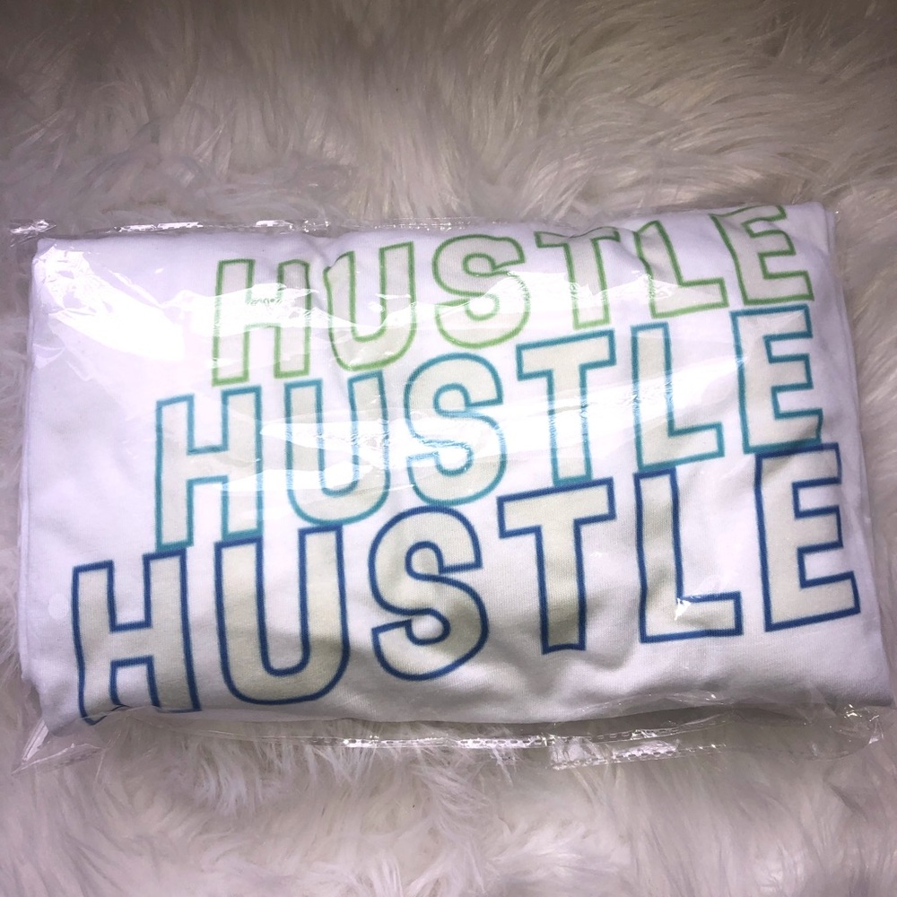 HUSTLE print Graphic Tee
